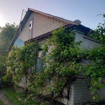 БУДИНОК з господарськими спорудами