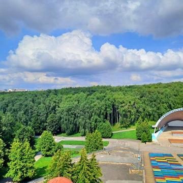 Продаж 3 км. квартири у парку Національного Відродження.