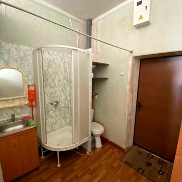 Продаж малосімейки біля автосалону Тойота