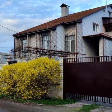 Будинок теплий у тихому районі міста біля річки