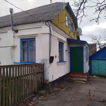 Цегляна частина будинку в Малині, свій двір