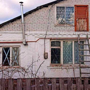 Частина будинку на Залізничному Селищі з усіма комунікаціями.