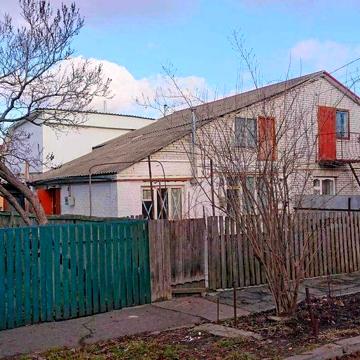 Частина будинку на Залізничному Селищі з усіма комунікаціями.
