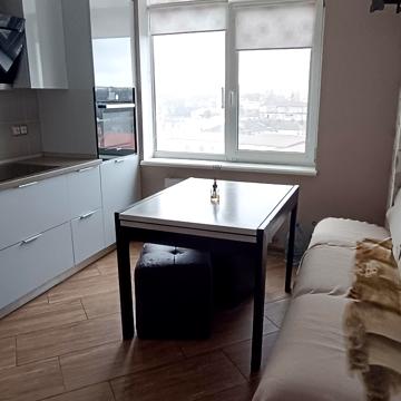 Середня вул., 24