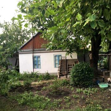 Житловий будинок з надвірними будівлями та спорудами