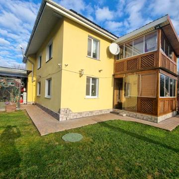 Продаж сучасного будинку у мальовничому місці