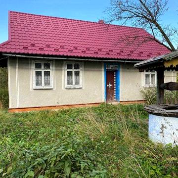 Хата біля річки.
