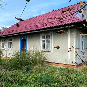 Хата біля річки.