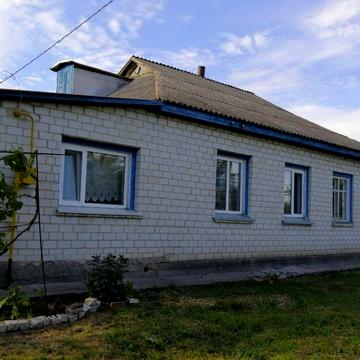 Продам будинок в центрі села