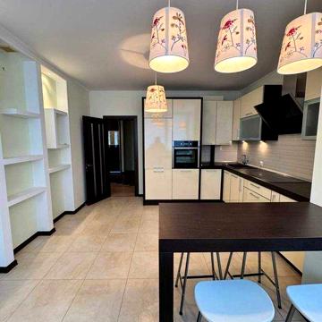 Продаж 2к квартири 106 кв. м на вул. Зарічанська