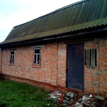 Дачний участок з недобудованим будинком.