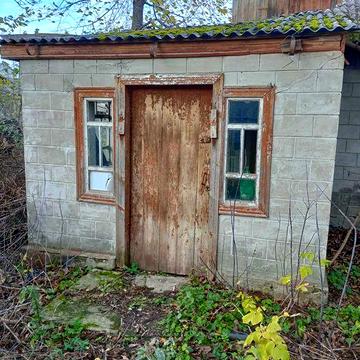Старий будинок в центрі с приватизованою земельною ділянкою
