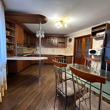 Продаж нестандартного покращеного планування квартири .Павліченко 32