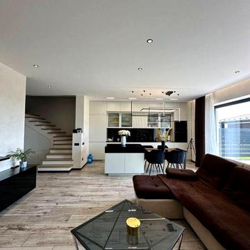 Продаж сучасного таунхауса з ремонтом