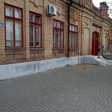 Продажа или обмен половины дома в центре .