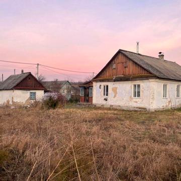 Продам половину будинку бiля рiчки по вул. Водопровiдна.
