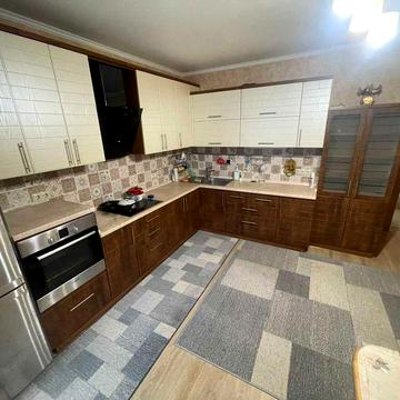 Продам великогабаритну трикімнатну квартиру. Центр. Закритий двір .