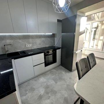 Продаж великої 1 км квартири біля парку та озера