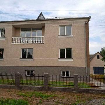 Двоповерховий будинок в мальовничому місці (40 соток землі)