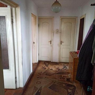 Продається трьохкімнатна квартира з надвірними спорудами