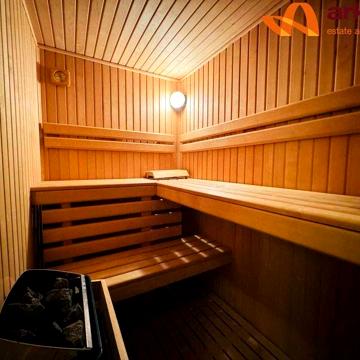 Простора 4-кімнатна квартира в центрі міста!
