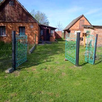 Будинок з земельною ділянкою
