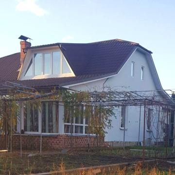 Продається затишний просторний будинок в центрі села Новосілки.
