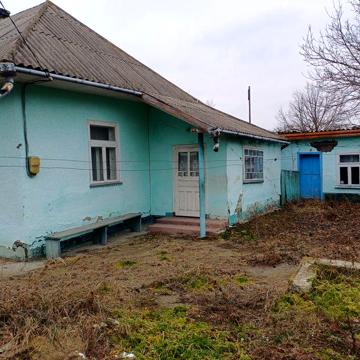 М. Новоселиця. Продається будинок чотири кімнати. Літня кухня 13-соток