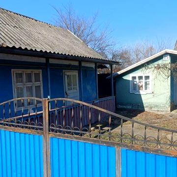 М. Новоселиця. Продається будинок, три кімнати, літня кухня, 16-соток