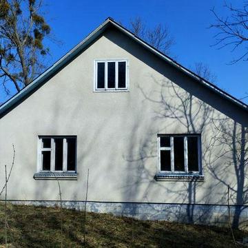 Житловий будинок з господарськими будівлями  в с.Лідихів