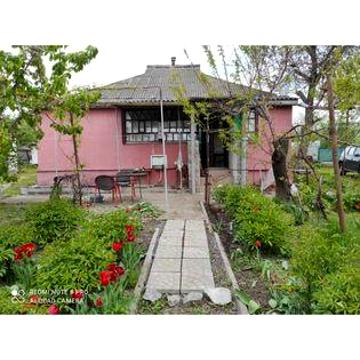 Продається будинок в центрі Нових Санжар