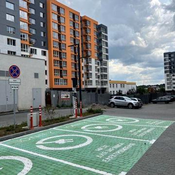 Продається простора 2-кімнатна квартира в зданій секції