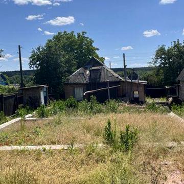 Земельна дільнка з будинком