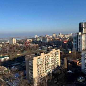 Продаж квартири в центрі міста з панорамним видом.