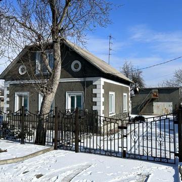 Продам двоповерховий  будинок з двома гаражами