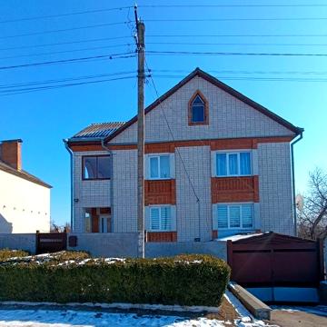 Двоповерховий будинок біля лісотехнічного коледжу