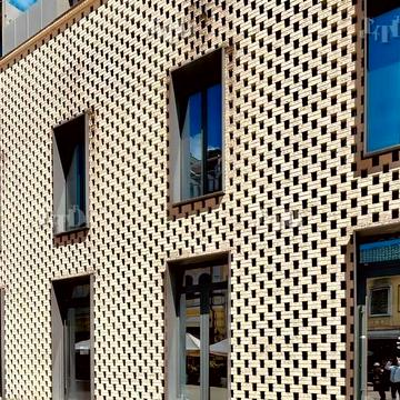 Петра Сагайдачного вул., 18