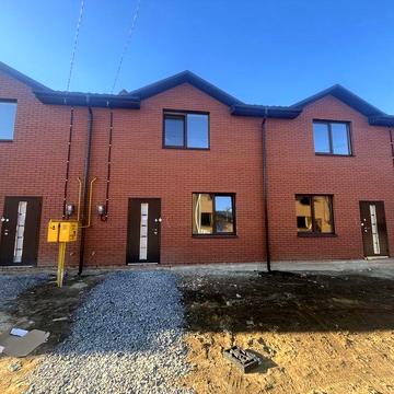 Продаж 2 поверхового таунхаусу, в чорновому стані.