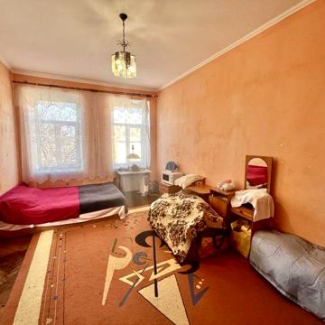 Продається 2-кімнатна квартира в самому центрі міста. Чортків