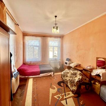 Продається 2-кімнатна квартира в самому центрі міста. Чортків