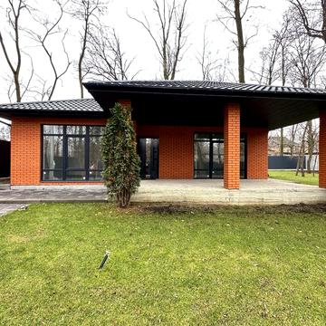 Одноповерховий будинок біля Бучанського парку.