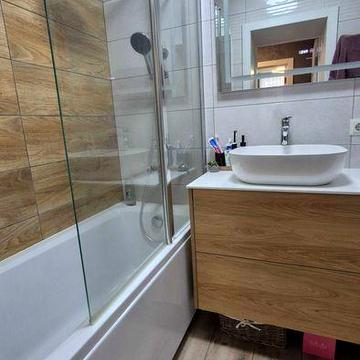 Простора двокімнатна квартира з коморою на поверсі в ціні