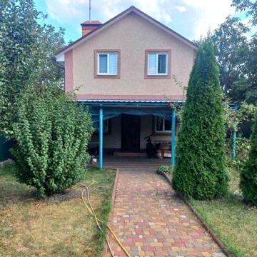 Добротний будинок з ремонтгм поруч з лісом.