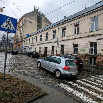 Площа Данила Галицького, 8