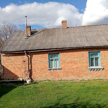 Будинок з прибудинковою територією