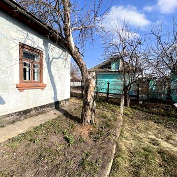 Будинок поруч з річкою