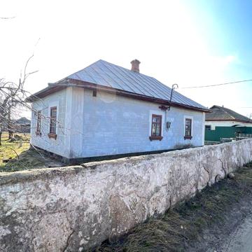 Будинок поруч з річкою