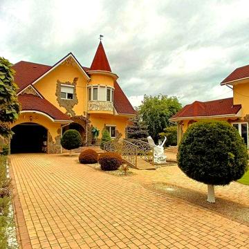 Маєток поряд з лісом та критим басейном в с.Мила.Київ 10км.