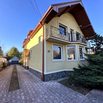 Будинок 250 м² 10 сот