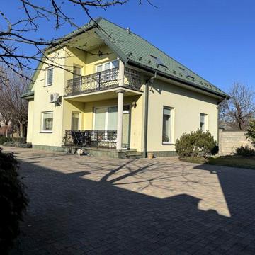Будинок в центрі міста з великим озелененим подвірʼям